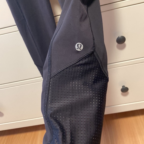 Black lululemon size 4 medium rise leggings - Picture 8 of 9